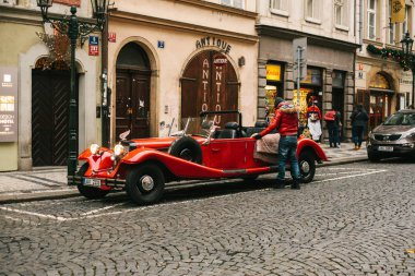 Prague, Çek Cumhuriyeti, 24 Aralık 2016: turist eğlence Noel tatili sırasında şehrin ana Meydanı'nın yanında bir retro araba.
