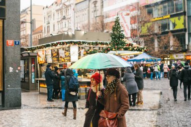 Prag, 24 Aralık 2016: Wenceslas Meydanı Noel günü. Noel pazarı. Mutlu yerel halk ve turistler yürümek ve dinlen. Tatil.