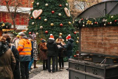Prag, 24 Aralık 2016: Wenceslas Meydanı Noel günü. Noel pazarı. Mutlu yerel halk ve turistler yürümek ve dinlen. Tatil. Noel yemek yemek.