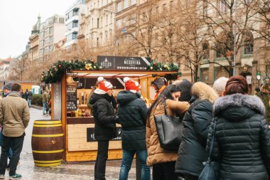 Prag, 24 Aralık 2016: Wenceslas Meydanı Noel günü. Noel pazarı. Mutlu yerel halk ve turistler yürümek ve dinlen. Tatil. Noel yemek yemek.