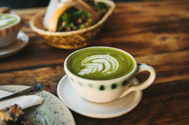 Yakın çekim seramik bardak yeşil çay Matcha denilen