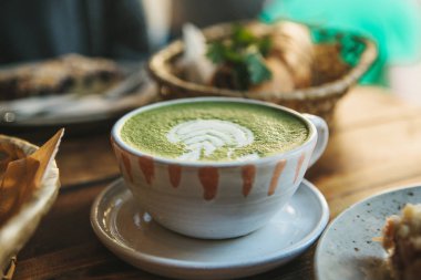 Yakın çekim seramik bardak yeşil çay Matcha denilen