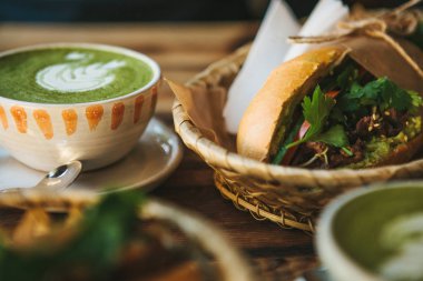 Seramik bardak yeşil çay Matcha ve sandviç yakınındaki denilen