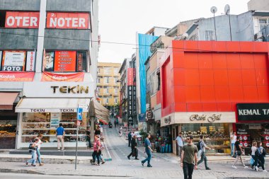 Istanbul, 14 Haziran 2017: Sokakta insanlar yürüyüş binası ile çok sayıda mağaza ve kafe arka plan üzerinde bir kalabalık