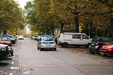 Berlin, 2 Ekim 2017: Bir polis arabası cadde boyunca hareket ediyor. Koruma ve güvenlik polis tarafından insan. Kanun ve düzen amaçlı sokaklarda devriye.