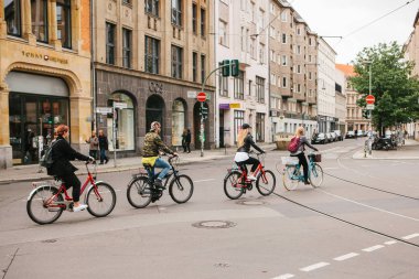 Berlin, 2 Ekim 2017: Bilinmeyen insanlar Bisiklet sokakta çapraz