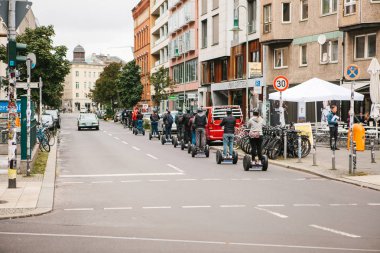 Berlin, 3 Ekim 2017: Gezi sırasında gyroscooters boyunca Berlin sokaklarında sürme turist grup