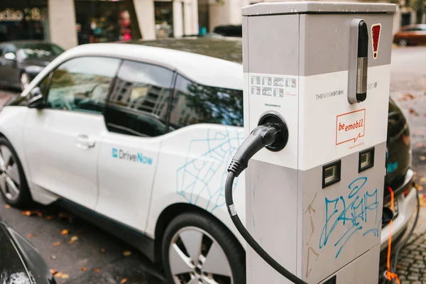 Berlin, October 2, 2017: The electric car is being charged at a special place for charging electric vehicles. A modern and eco-friendly mode of transport that has become widespread in Europe. — Stock Photo, Image