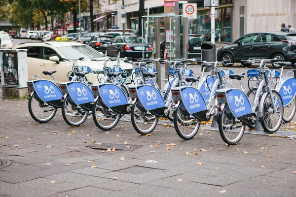 Berlin, 2 października 2017: Wynajem rowerów. Liczba rowerów stanąć na parkingu w Berlinie na tle gród rowerowego — Zdjęcie stockowe