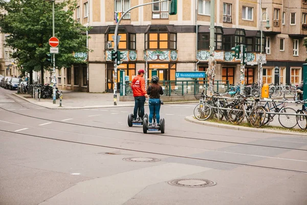 Berlijn, 3 oktober 2017: Toeristen rijden op de gyroscooters langs de straten van Berlijn tijdens de excursie — Stockfoto
