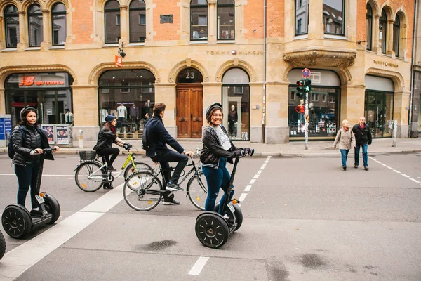 Berlín, 3 října 2017: Skupina turistů, jízda na gyroscooters po ulicích Berlína během exkurze. Cyklisté jsou na koni, po boku. — Stock fotografie