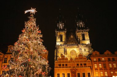 Yeni yıl tatili sırasında Prag ana meydanında dekore edilmiş Noel ağacı duruyor