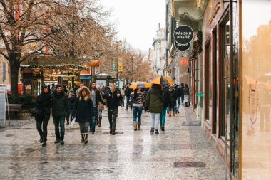 Prag, 24 Aralık 2016: Prag'da Turizm. İnsanlar yürümek-den geçerek mağazaları, konumlar ve kafeler, kalabalık