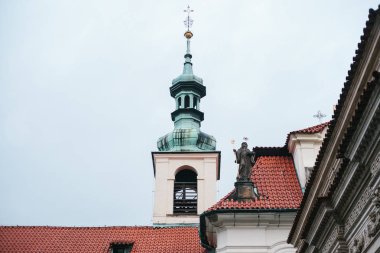 Katolik Kilisesi Tanrı İsa'nın doğuşu. Prag Loreta - Prag Hradcany Prag meydanında Loreto doğu tarafındaki tarihi binalar kompleksi