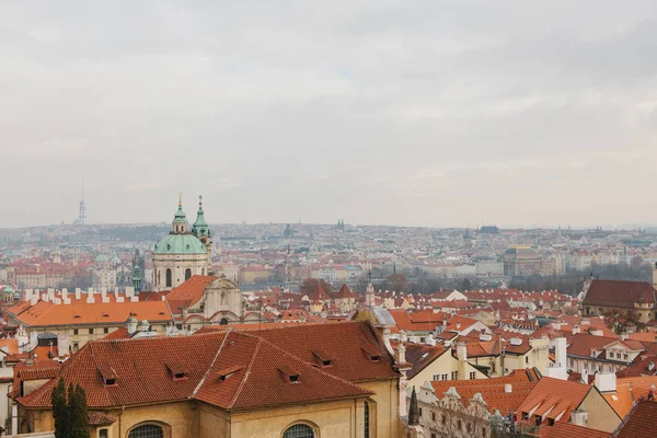 Típicos tejados en Praga. Vista superior - techos con azulejos rojos en edificios antiguos en Praga. Europa . — Foto de Stock