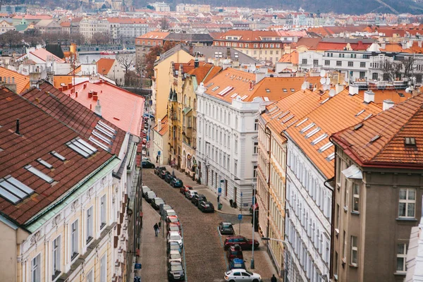 Vedere dintr-un punct de vedere. O priveliște frumoasă de sus pe străzi, drumuri și acoperișuri de case din Praga. Arhitectura urbană tradițională . — Fotografie, imagine de stoc