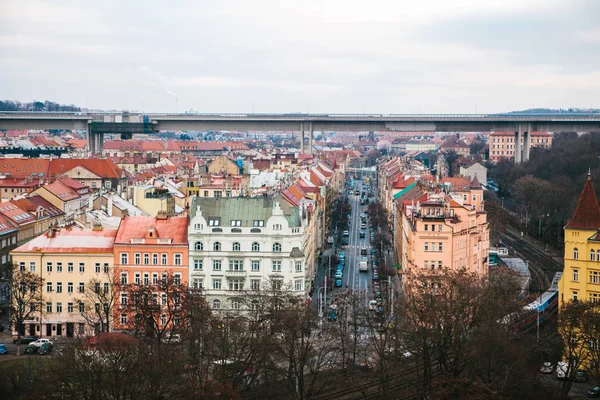 Vista da un punto alto. Una splendida vista dall'alto sulle strade, strade e tetti di case a Praga. Architettura urbana antica tradizionale. La strada, la macchina è parcheggiata, la vita ordinaria . — Foto Stock