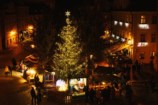 Praga, 13 de diciembre de 2016: Decoración de Navidad nocturna. Mercado nocturno de Navidad en la plaza de la ciudad. Navidad en Europa . — Foto de Stock