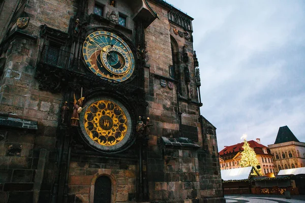 Orloj na hlavním náměstí v Praze v České republice. — Stock fotografie