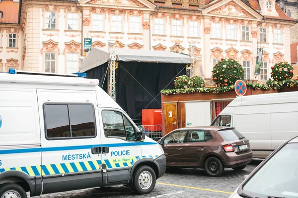 Praga, 24 de diciembre de 2016: la presencia de la policía en Navidad. La policía patrulla las calles de la ciudad. Refuerzo de las medidas de seguridad durante las vacaciones. Coche policial en la Plaza de la Ciudad Vieja . — Foto de Stock