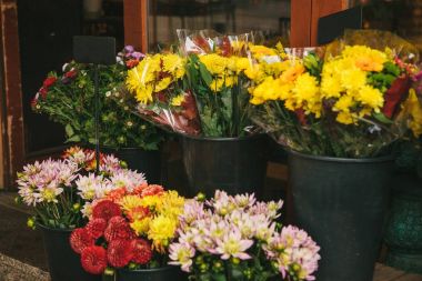 Çiçek - sokak Dükkanı peonies ve Kasımpatı demetleri siyah kova standı.