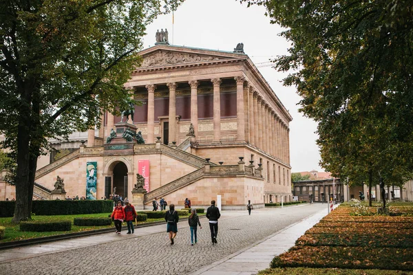 Berlino, 1 ottobre 2017: Bellissimo vecchio edificio della galleria nazionale di Berlino con manifesti pubblicitari e turisti — Foto Stock