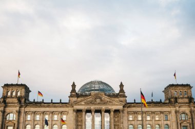 Reichstag Federal Eyalet Meclisi Binası yapıdır. Reichstag Binası Berlins turistik biridir.