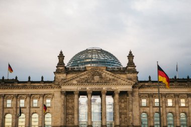 Reichstag Federal Eyalet Meclisi Binası yapıdır. Reichstag Binası Berlins turistik biridir.