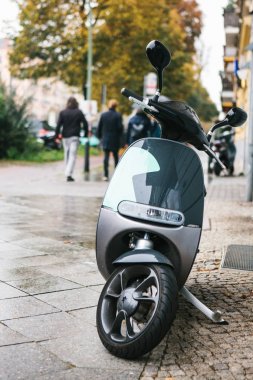 Şehrin popüler bir araç bir elektrikli scooter denir. Arka planda bir sokak Berlin.