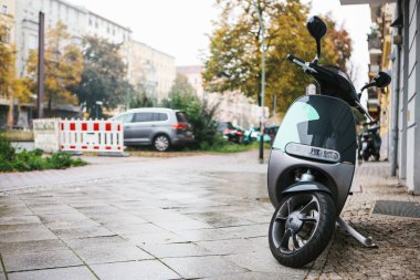 Şehrin popüler bir araç bir elektrikli scooter denir. Arka planda bir sokak Berlin.