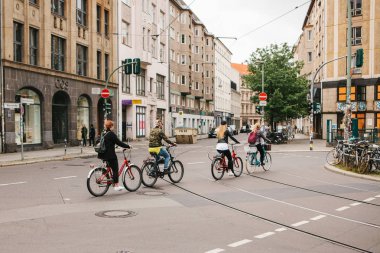 Berlin, 2 Ekim 2017: Bilinmeyen insanlar Bisiklet sokakta çapraz