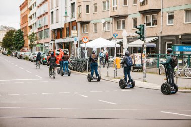 Berlin, 3 Ekim 2017: Gezi sırasında gyroscooters boyunca Berlin sokaklarında sürme turist grup
