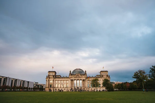 Reichstag 的大厦是 Bundestag 的状态汇编的大厦。德国国会大厦是 Berlins 旅游景点之一. — 图库照片