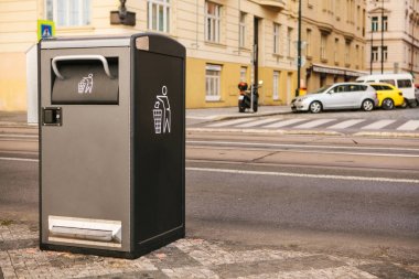 Prag Çek Cumhuriyeti Caddesi üzerinde modern bir akıllı çöp kutusu. Sonraki bertarafı için Avrupa'nın atık toplama. Çevre dostu atık toplama.