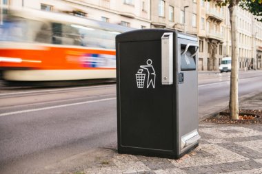Prag Çek Cumhuriyeti Caddesi üzerinde modern bir akıllı çöp kutusu. Sonraki bertarafı için Avrupa'nın atık toplama. Çevre dostu atık toplama. Arka planda bir tramvay harekete geçti..