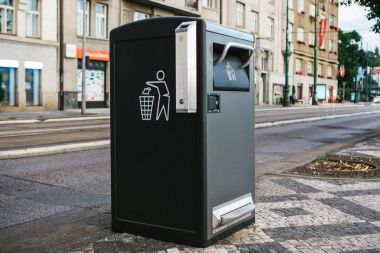Prag Çek Cumhuriyeti Caddesi üzerinde modern bir akıllı çöp kutusu. Sonraki bertarafı için Avrupa'nın atık toplama. Çevre dostu atık toplama.
