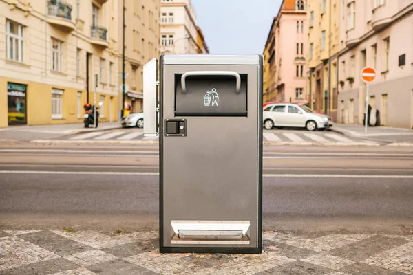 Een moderne smart prullenbak kan op straat in Praag in de Tsjechische Republiek. Inzameling van afval in Europa voor vervreemding. Eco-vriendelijke afvalinzameling. — Stockfoto