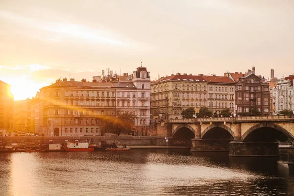 Prag Çek Cumhuriyeti batımında mimarisinin güzel manzara. Geleneksel evleri ve bir köprü Vltava Nehri. — Stok fotoğraf