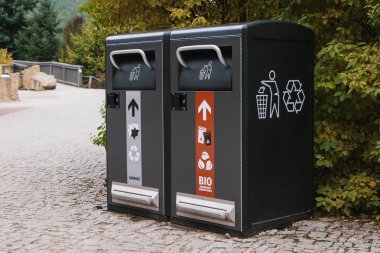 Modern akıllı depo gözleri. Atık toplama. Çöp ve biyolojik atıkların ayrı toplanması.
