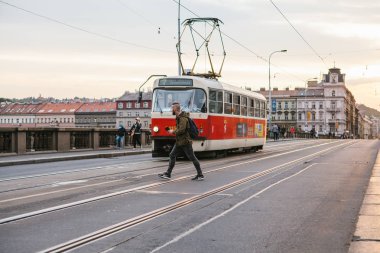 Prag, 23 Eylül 2017: Tramvay şehirde sokakta biniyor. Avrupa'nın geleneksel sokak toplu taşıma.
