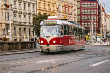 Prag, 23 Eylül 2017: Tramvay şehirde sokakta biniyor. Avrupa'nın geleneksel sokak toplu taşıma.