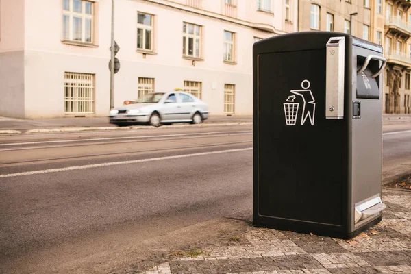 Een moderne smart prullenbak kan op straat in Praag in de Tsjechische Republiek. Inzameling van afval in Europa voor vervreemding. Eco-vriendelijke afvalinzameling. — Stockfoto