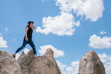 Genç güzel kız Kapadokya, Türkiye'de bir tepe üstünde seyahat. Seyahat, başarı, özgürlük, başarı. O gider.