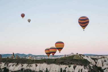 Kapadokya'nın ünlü turistik bir hava uçuş 's. Cappadocia tüm dünyada Balonlu uçuşlar için en iyi yerlerden biri olarak bilinir. Kapadokya, Türkiye.