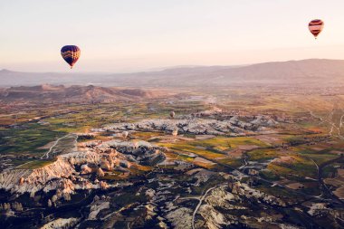 Kapadokya'nın ünlü turistik bir hava uçuş 's. Cappadocia tüm dünyada Balonlu uçuşlar için en iyi yerlerden biri olarak bilinir. Kapadokya, Türkiye.