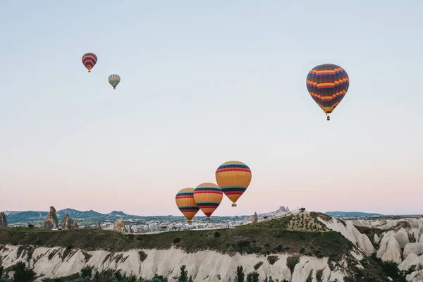La famosa attrazione turistica della Cappadocia è un volo aereo. Cappadocia è conosciuta in tutto il mondo come uno dei posti migliori per voli con palloncini. Cappadocia, Turchia . — Foto Stock