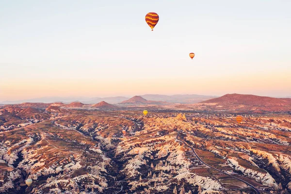 Kapadokya'nın ünlü turistik bir hava uçuş 's. Cappadocia tüm dünyada Balonlu uçuşlar için en iyi yerlerden biri olarak bilinir. Kapadokya, Türkiye.