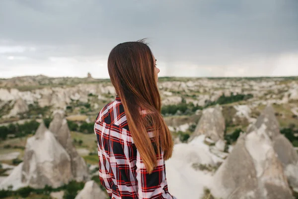 Prag Merkezi - kırmızı kiremit çatı eski binalar güzel manzara