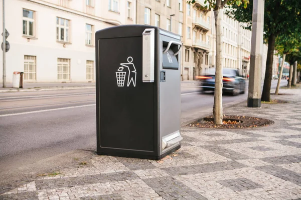 Een moderne smart prullenbak kan op straat in Praag in de Tsjechische Republiek. Inzameling van afval in Europa voor vervreemding. Eco-vriendelijke afvalinzameling. — Stockfoto