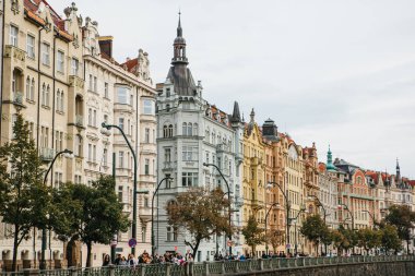 Prag Çek Cumhuriyeti mimarisinin güzel manzara. Quay Vltava Nehri yakınında.